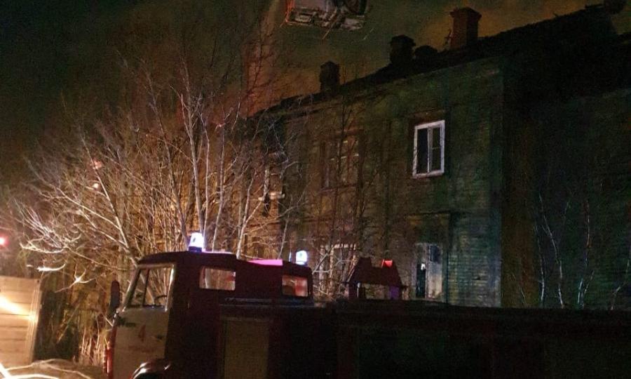 В Архангельске горит деревянный жилой дом — огнём охвачено 300 кв. метров