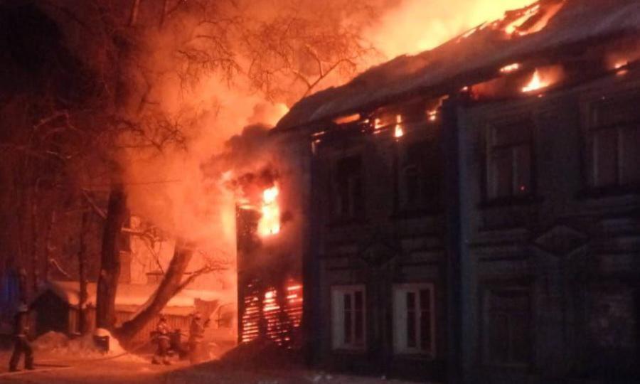 В Каргополе сгорел двухэтажный многоквартирный жилой дом