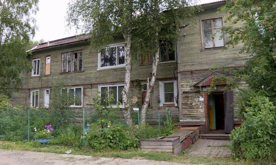 Жильцы одного из деревянных домов Архангельска с трудом добились от управляющей компании ремонта в подъездах