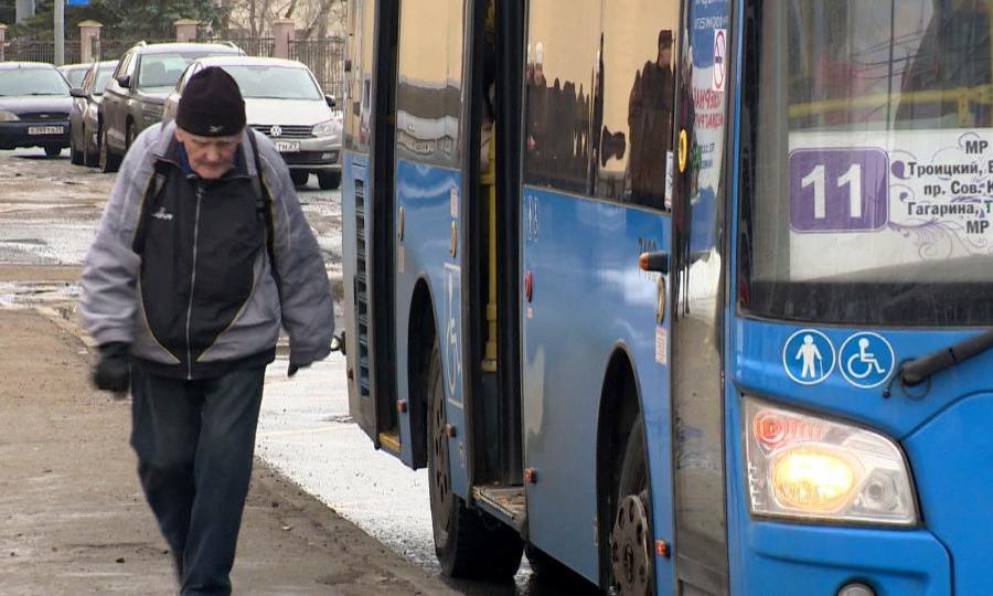 В Архангельске приостановлены льготы на проезд в общественном транспорте для граждан от 70 лет и старше