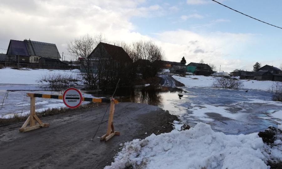 Жителям подтопленных паводком деревень в Холмогорском районе потребовалась помощь МЧС
