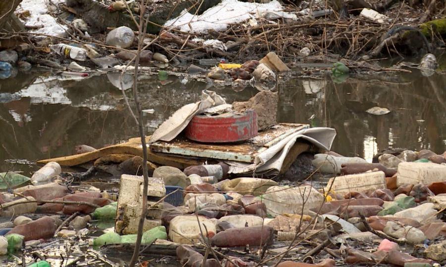 Запах нечистот, мусор, урон домам и размытые дороги — последствия потопа на улице Донской в Архангельске