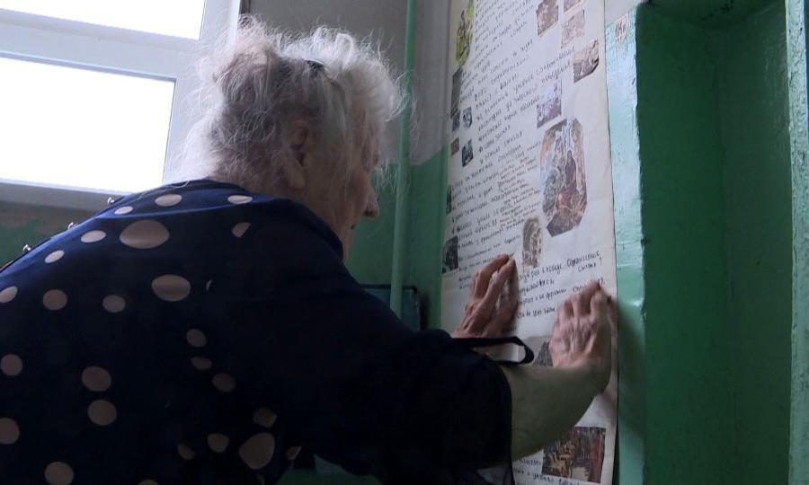 Жительница Архангельска — Софья Попова каждый год украшает свой подъезд к Дню Победы