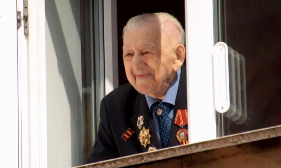 В Северодвинске поздравления с Днём Победы сегодня принимал почётный гражданин города — Павел Лапшинов