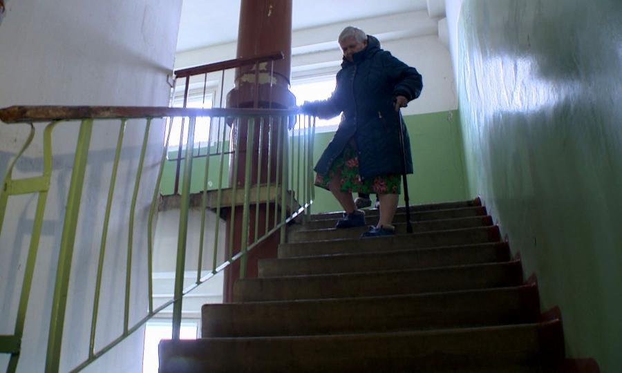 Физкультура по неволе — в Новодвинске на улице Южной в многоэтажке уже несколько месяцев не работают лифты
