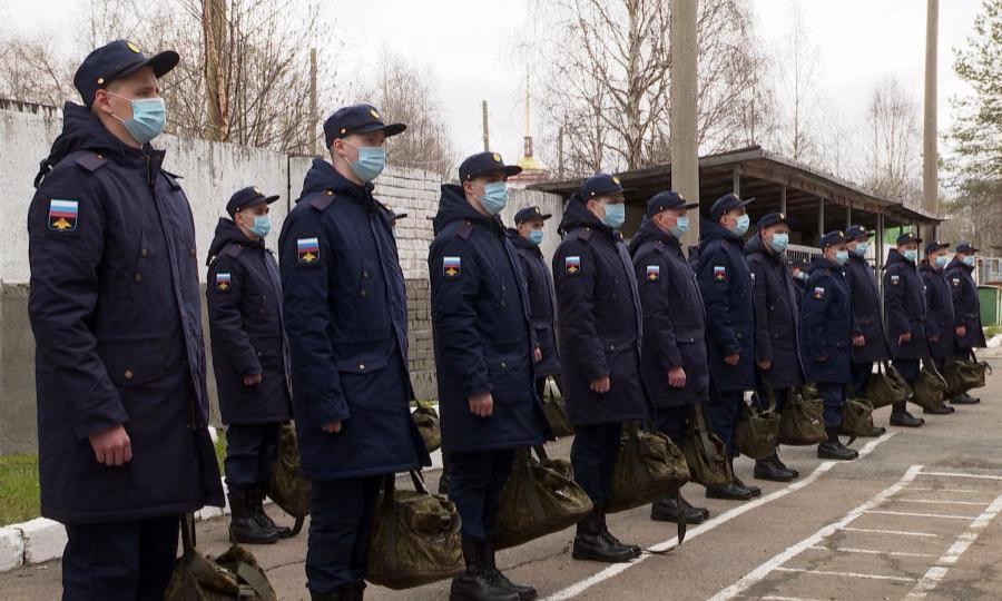Сегодня в Архангельске первые весенние призывники отправились в армию
