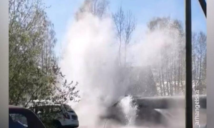 Видео настоящего фонтана на улице Дачной в Архангельске появилось сегодня в соцсетях