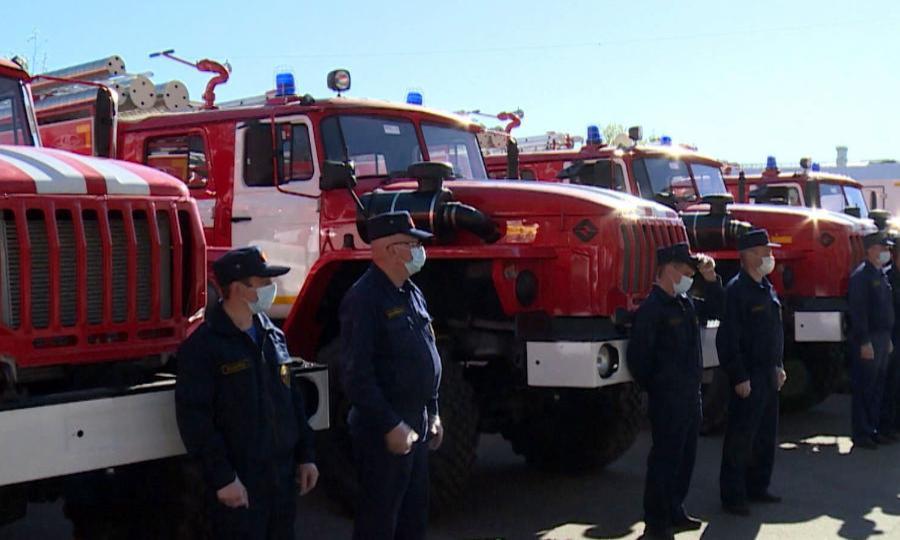 Ключи от новой спецтехники получили сотрудники Единого лесопожарного центра и областные спасатели