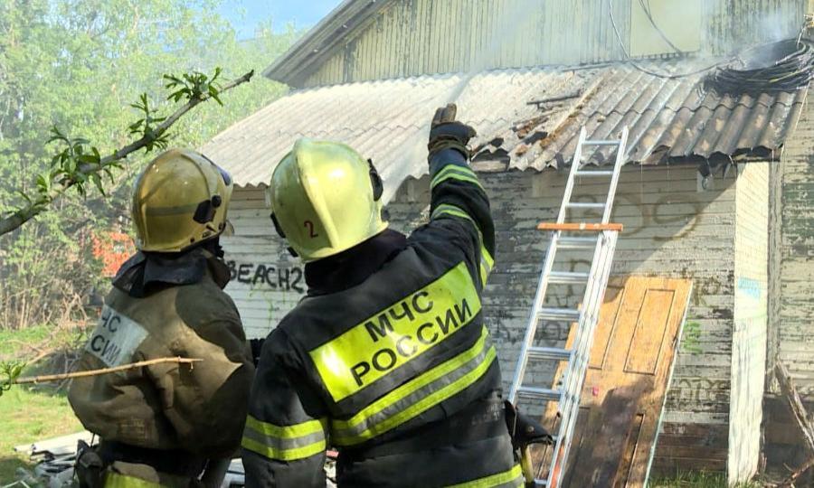 В Архангельске, в округе Варавино-Фактория сегодня горел продуктовый магазин