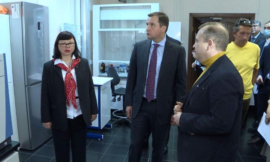 Три новых лаборатории Арктического университета показали главе региона Александру Цыбульскому