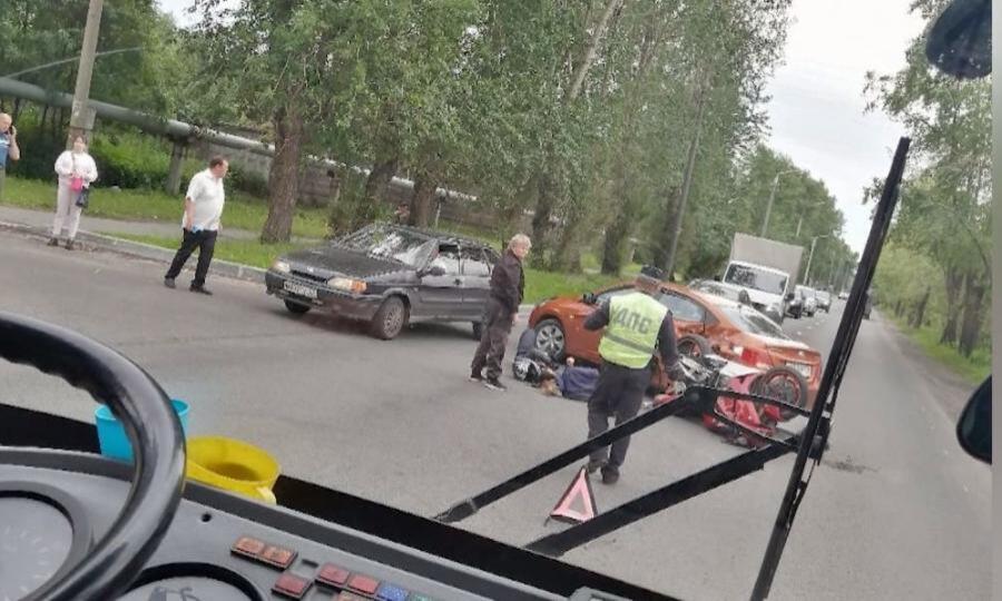 Два человека пострадали и были госпитализированы в результате аварии на ул. Адмирала Нахимова в Архангельске