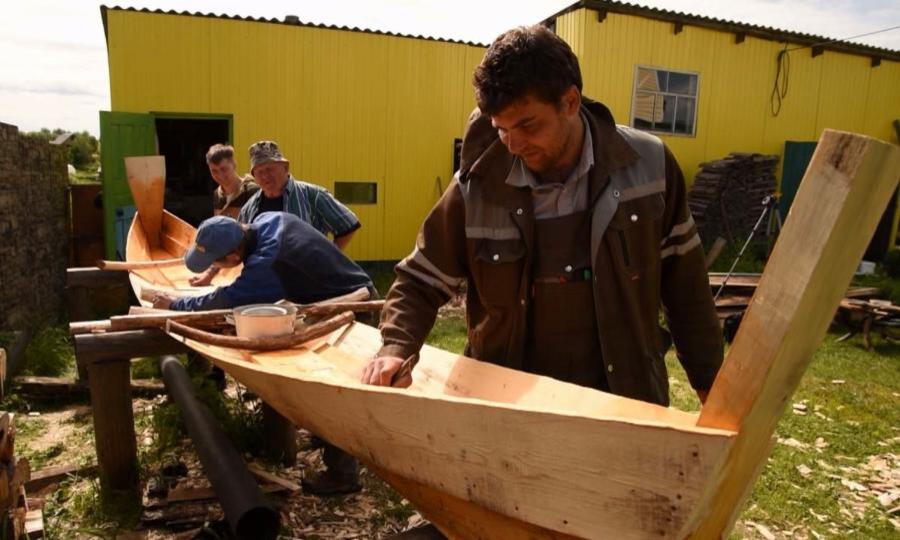 В Холмогорском районе активисты проекта «Ровдина гора» завершили строительство лодки-зырянки