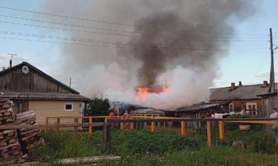 Сегодня вечером загорелись хозяйственные постройки в микрорайоне Рагово села Карпогоры