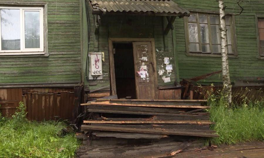 В Архангельске сошел со свай очередной деревянный дом