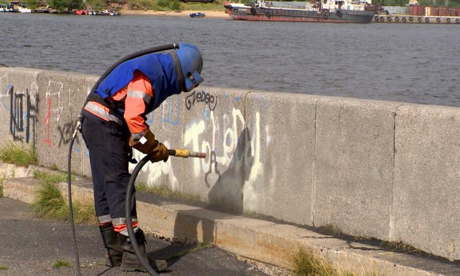 Набережную Северной Двины в Архангельске очистят от загрязняющих надписей и рисунков