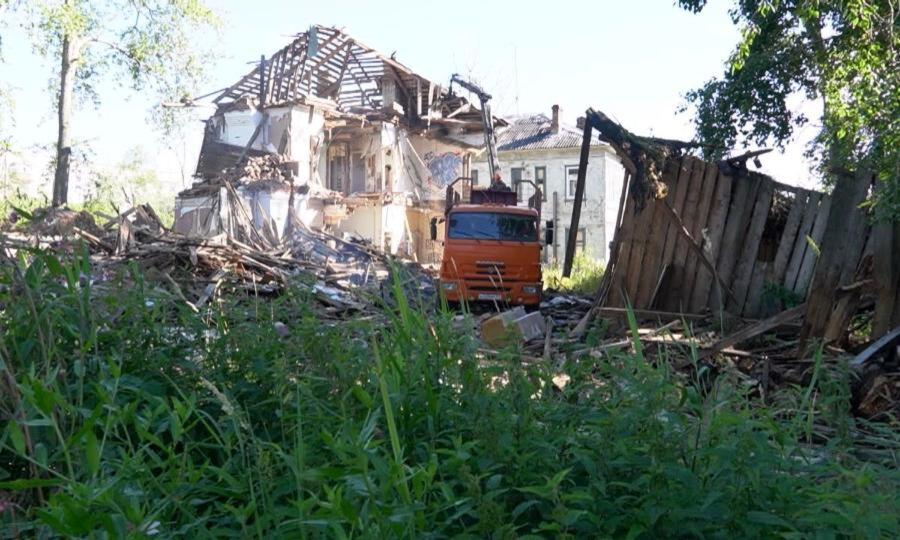 В Архангельске продолжают расчищать печальные руины и приводить в порядок фасады жилых домов