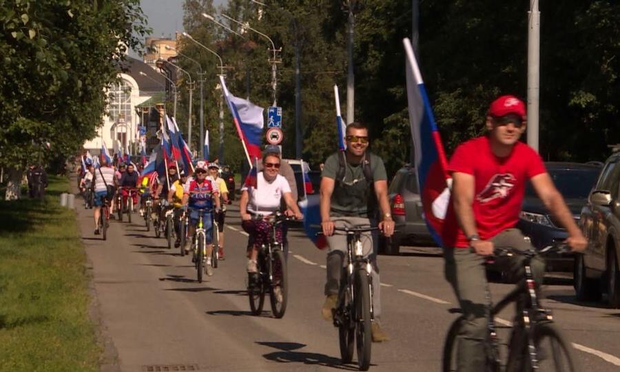 Большим флешмобом Архангельск отметил День Государственного флага России