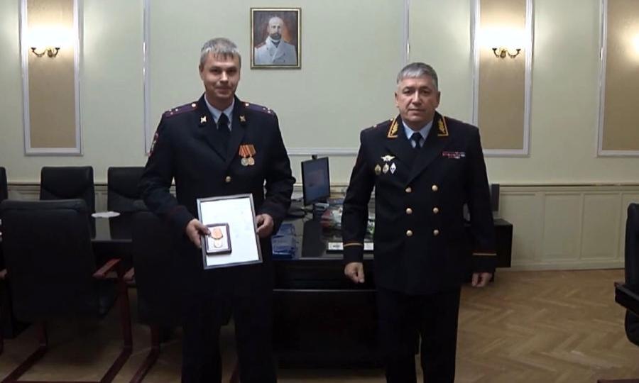 Медалью «За смелость во имя спасения» награждён сотрудник ГИБДД Северодвинска — Михаил Егоров