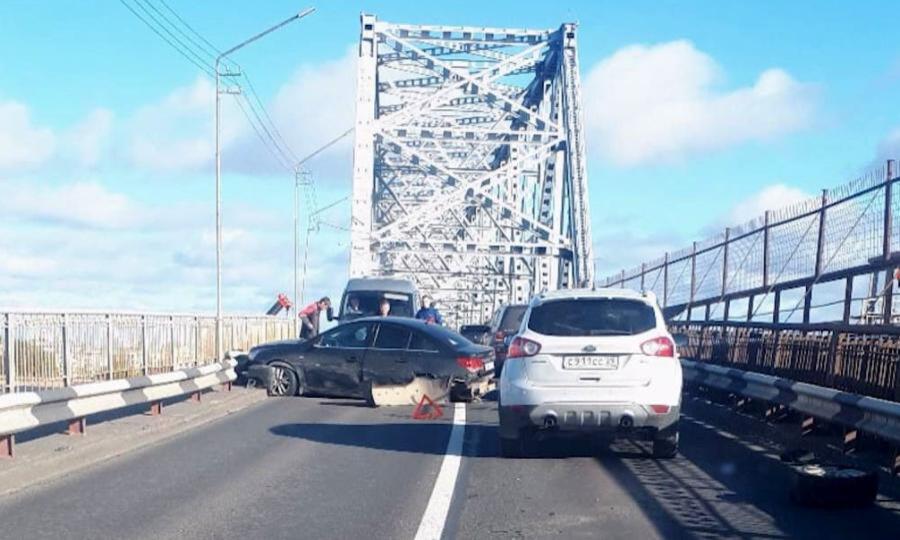 Авария в Архангельске на несколько часов парализовала движение на железнодорожном мосту