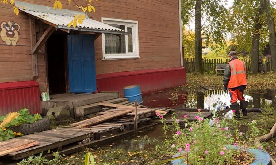 На проспекте Северный в Архангельске — наводнение
