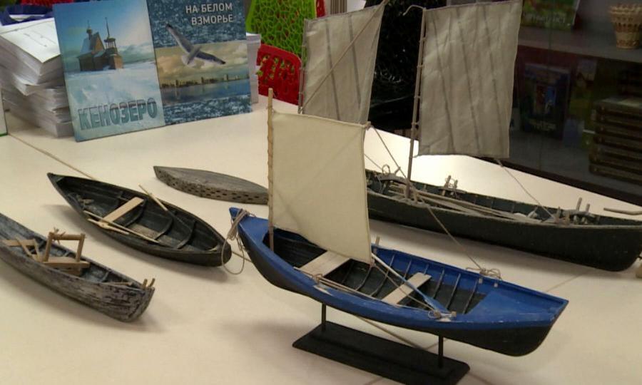 Сотрудник Кенозерского национального парка — Евгений Мазилов изготавливает модели поморских лодок по старинным технологиям