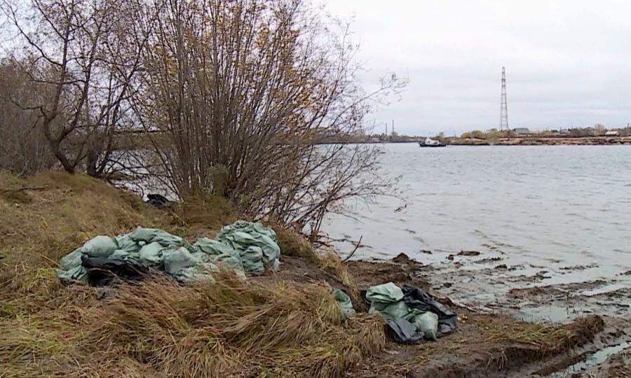 15 тонн загрязненного грунта собрали на месте разлива нефтепродуктов на острове Бревенник в Архангельске