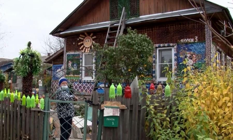 Жительница Котласа разукрасила свой дом тысячами пластиковых крышек