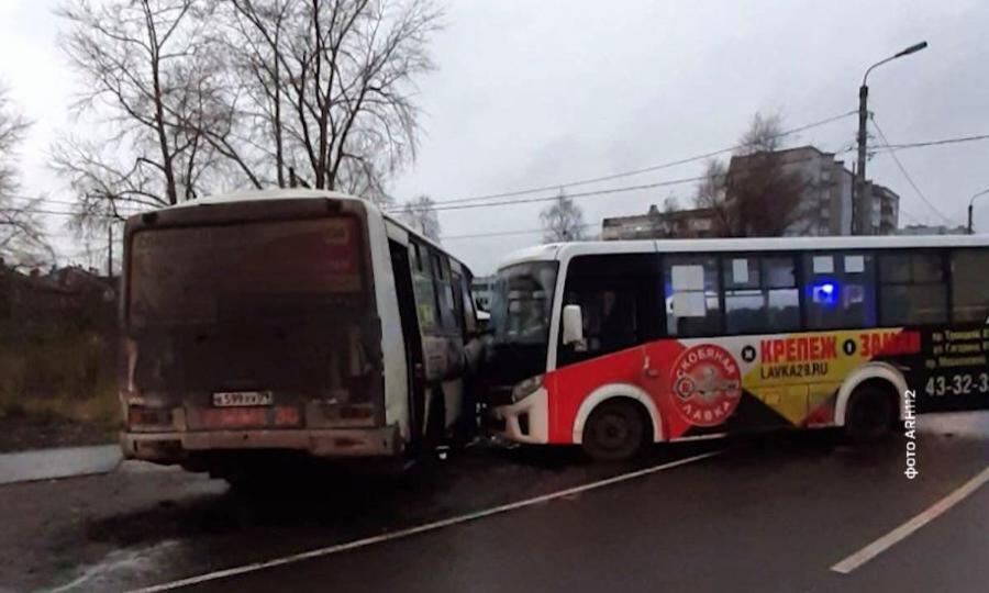На границе Приморского и Холмогорского районов перевернулся рейсовый микроавтобус