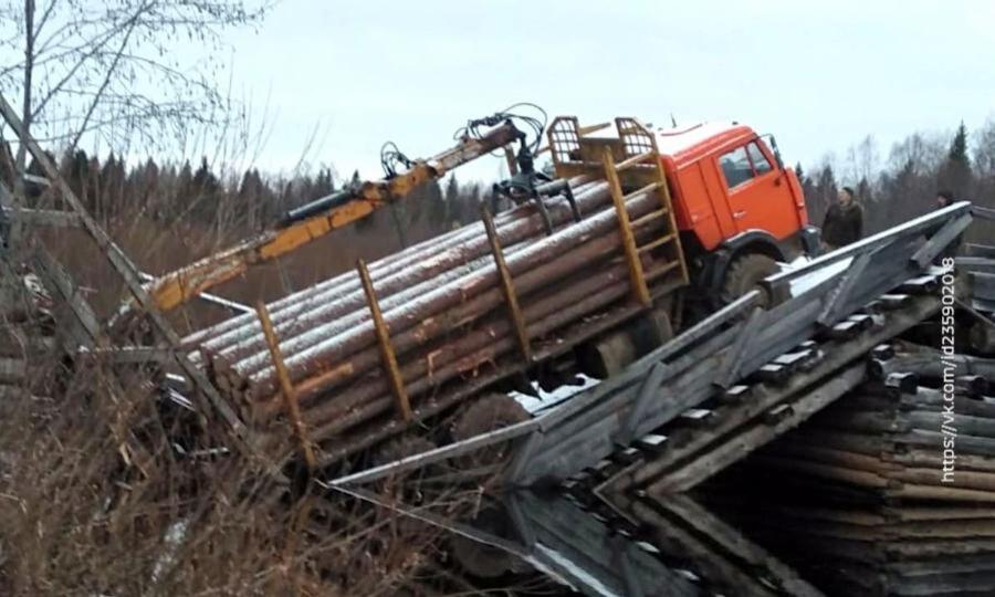 В Шенкурском районе обрушился деревянный мост через реку Суланду