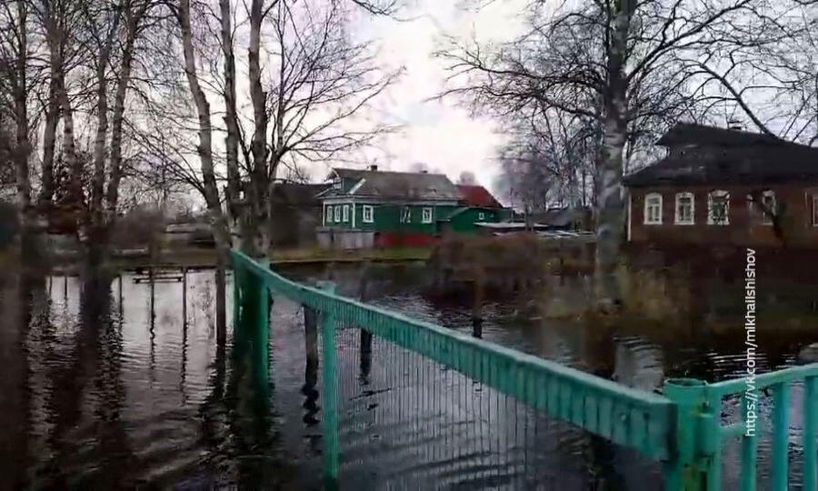 Высокие уровни воды в приморской деревне Реушеньге, под Архангельском, сохранятся ещё как минимум два дня