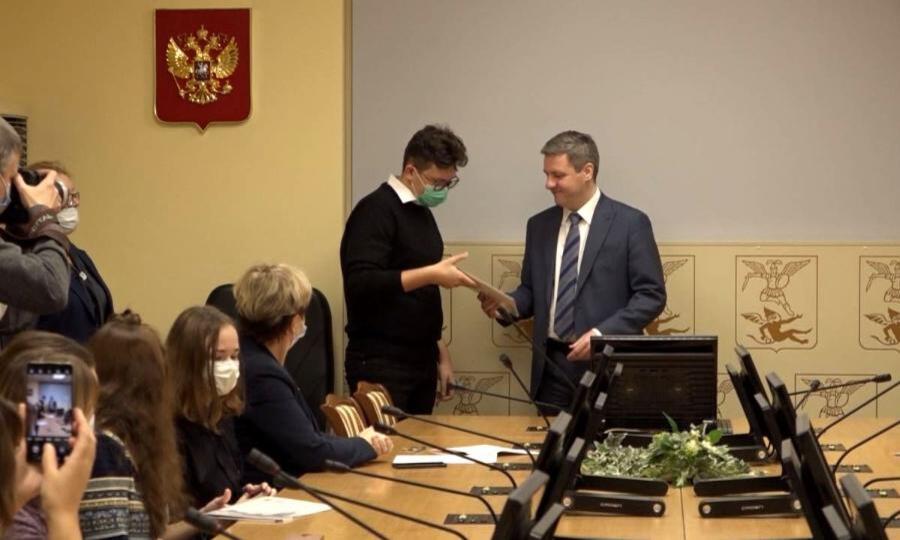 Самых талантливых, смелых и трудолюбивых школьников сегодня наградили в Архангельске