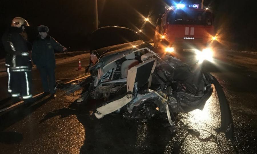 Иномарку на Маймаксанском шоссе разорвало от удара об столб — водитель погиб