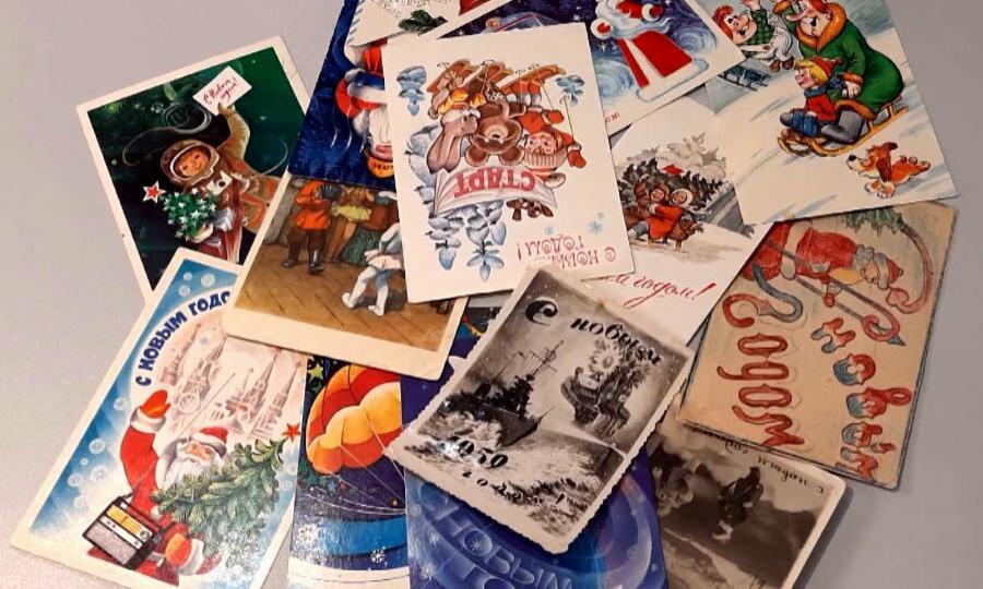 В Коряжме местная жительница коллекционирует старинные подарочные открытки