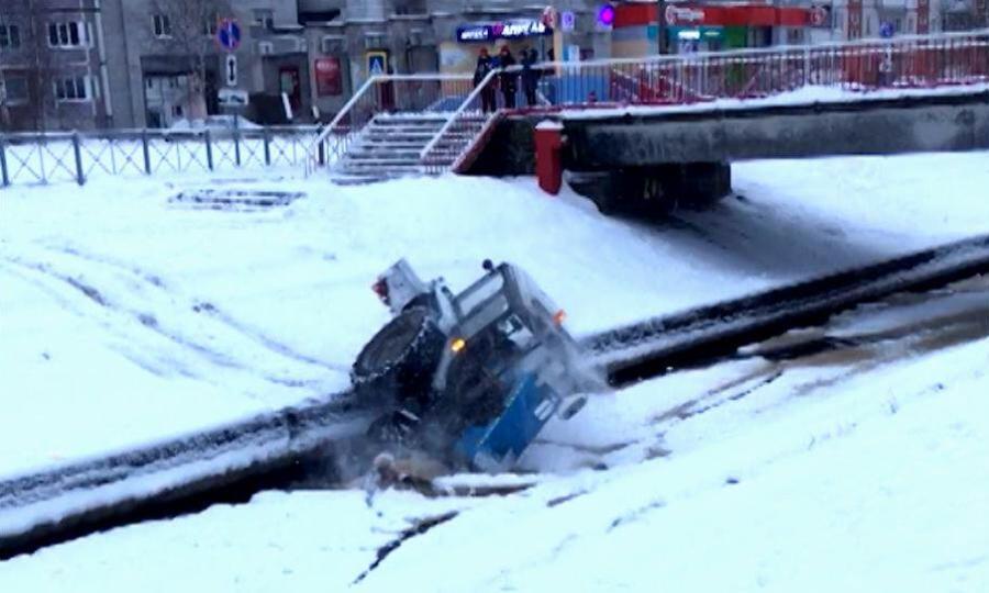 Сегодня в Северодвинске трактор, чистивший снег, свалился в реку