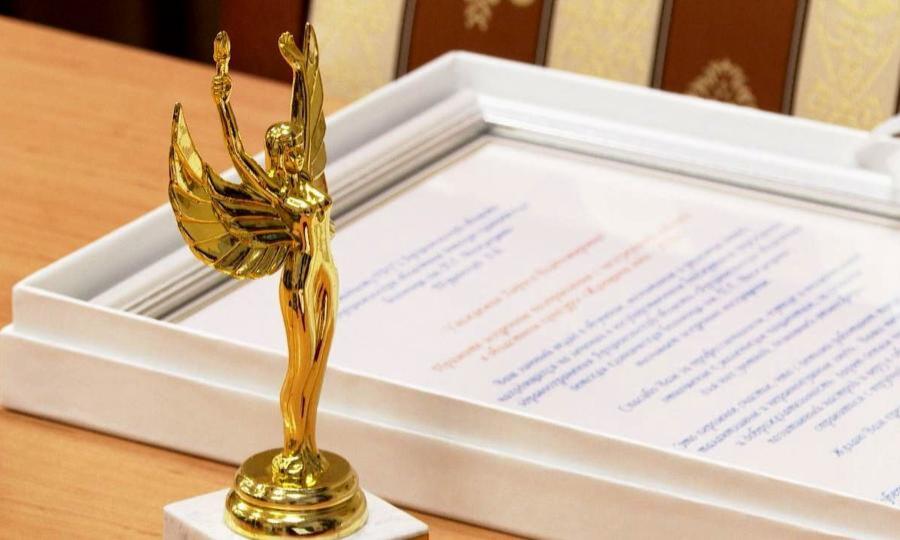Дмитрий Морев вручил награды — «Женщина года» и знак отличия «Материнская слава»