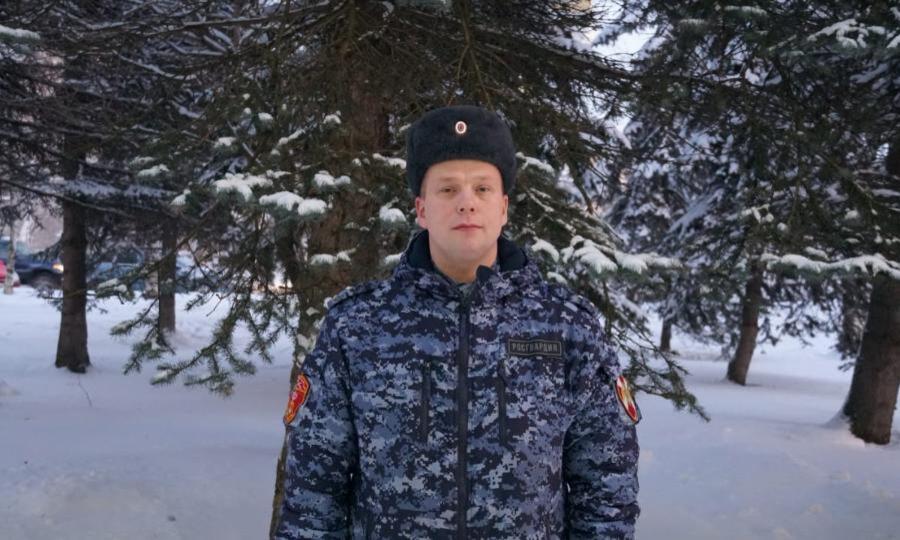В Архангельске сотрудник Росгвардии спас рыбака, провалившегося под лёд
