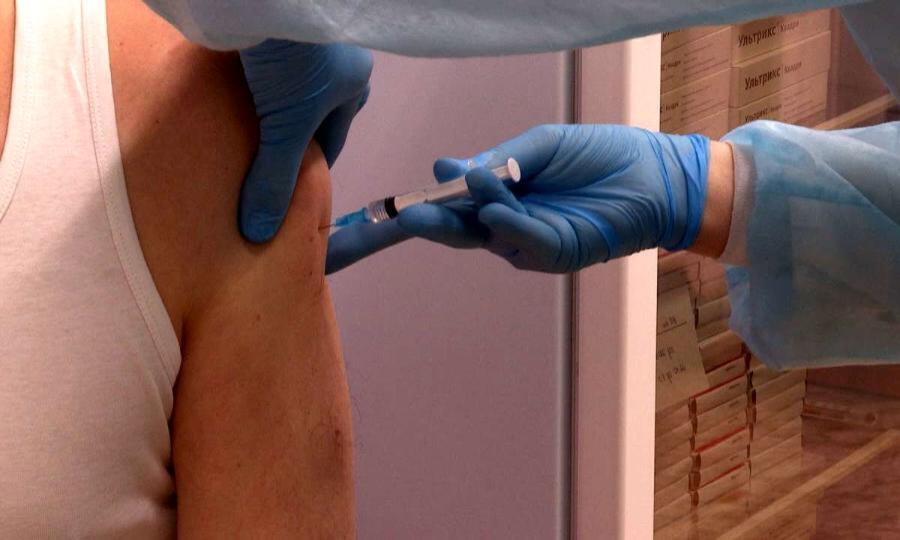 По поручению президента Владимира Путина в России началась массовая вакцинация от коронавируса
