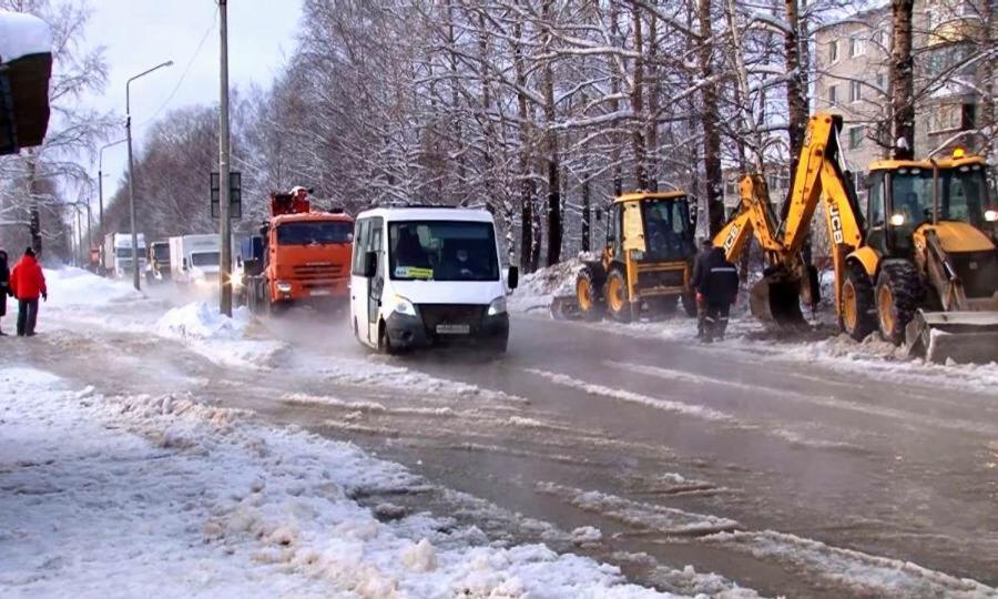 В Коряжме продолжают устранять аварию на улице Архангельской