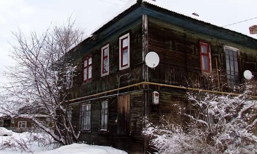 В Котласе жители дома номер 1 по улице Крондштатской уже несколько лет не могут добиться переселения