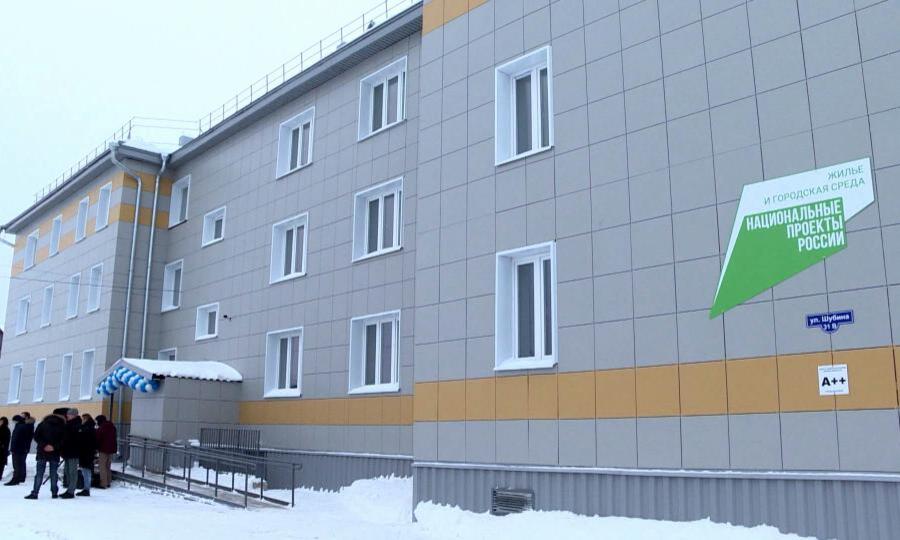В селе Холмогоры губернатор вручил ключи от благоустроенных квартир