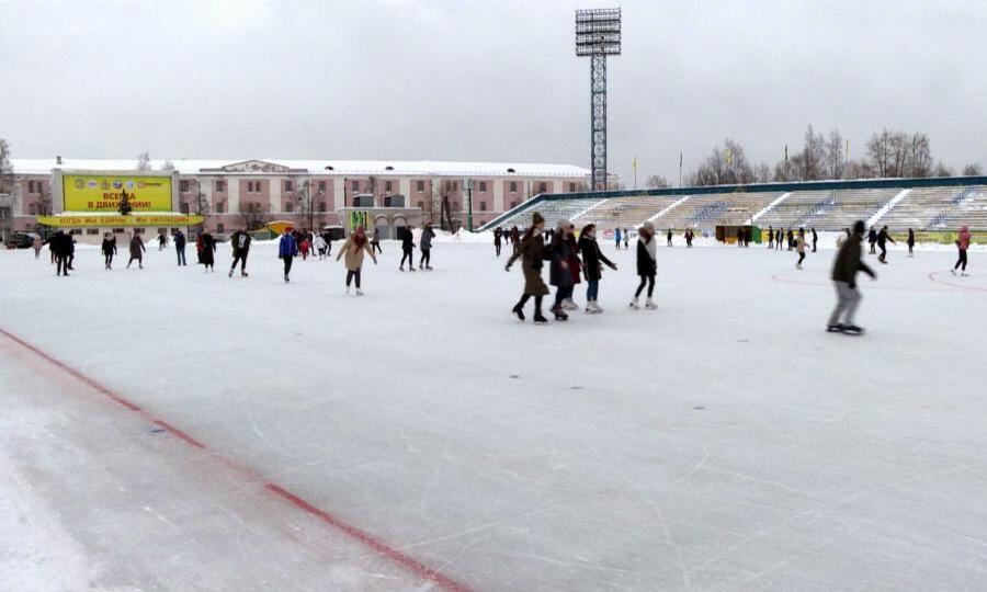 Массовым катанием сегодня отметили Татьянин день на стадионе «Труд» в Архангельске