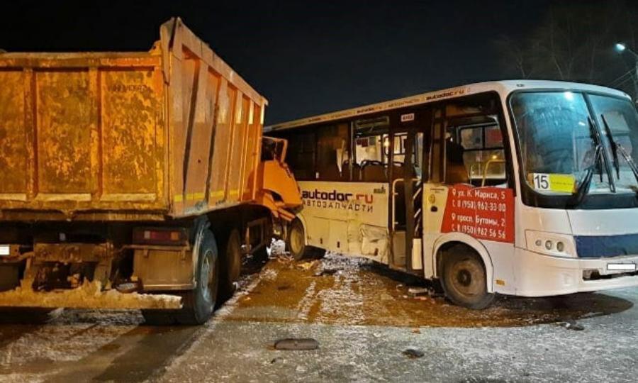 Пассажирский автобус и КАМАЗ столкнулись в Северодвинске