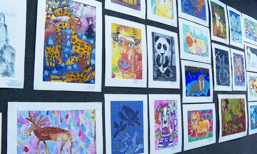 В Северодвинской художественной школе № 2 открылась выставка рисунков «Детский Альбом»