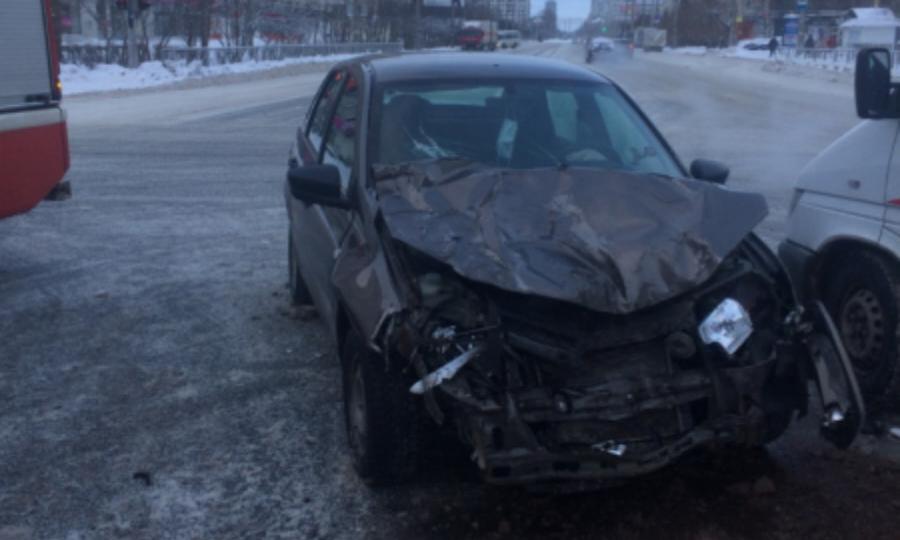 В ДТП с участием такси и пассажирского автобуса в Архангельске пострадали два человека