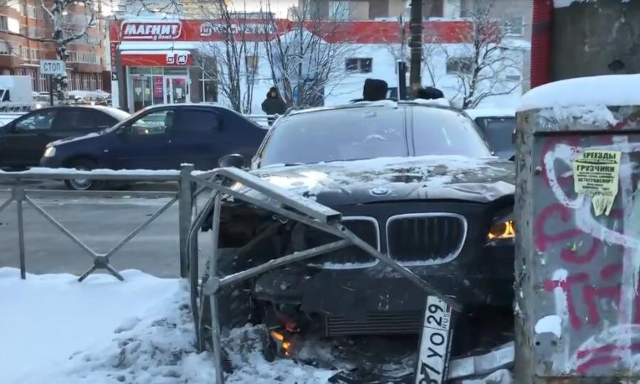 Серьёзная дорожная авария с участием нескольких автомобилей произошла сегодня утром в Архангельске