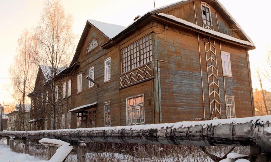 Жильцы деревянного дома по улице Советской в Архангельске уже несколько месяцев живут без водоснабжения