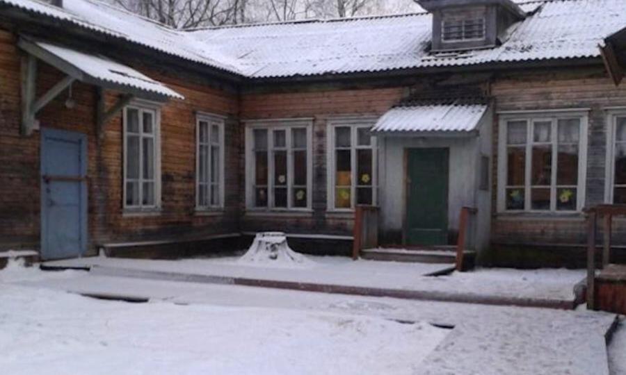 Жители посёлка Ковкула Онежского района жалуются — дети замерзают на уроках в местной школе