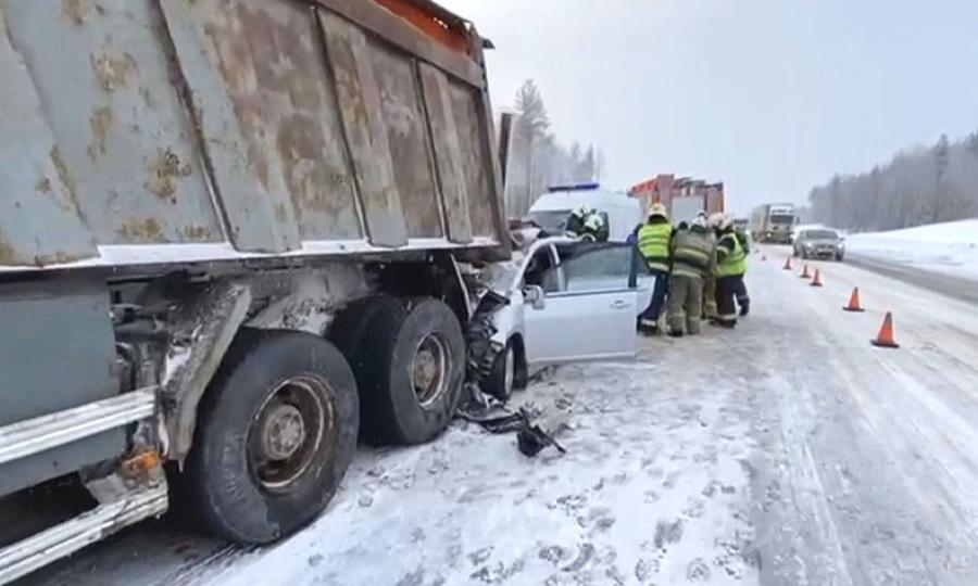 Сегодня на трассе М-8 под Архангельском легковушка столкнулась со снегоуборочной машиной