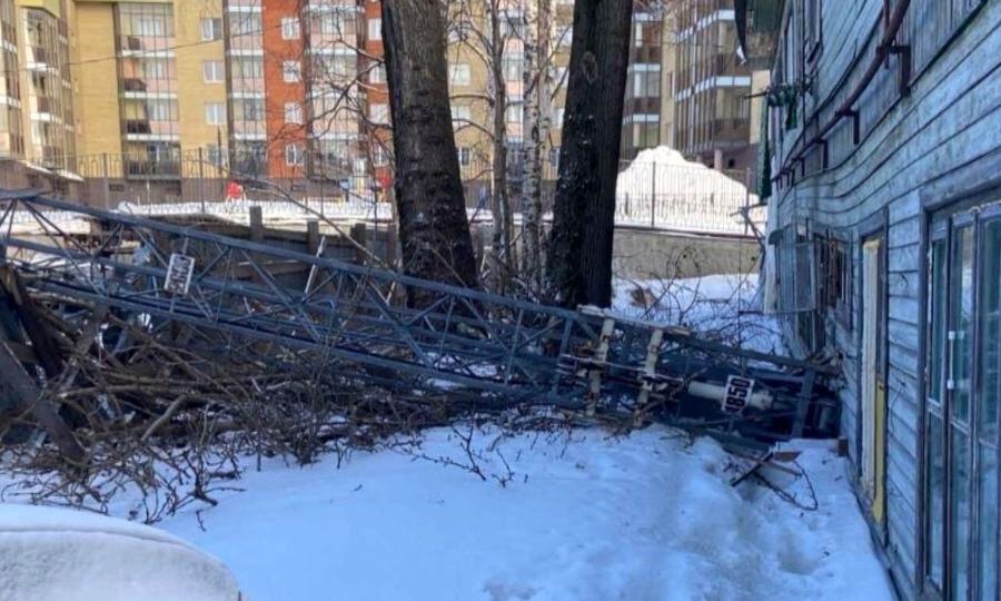 Сегодня в Архангельске на жилой дом рухнул строительный кран