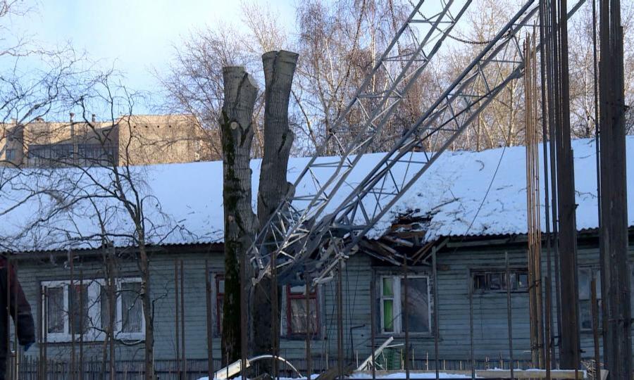 ЧП в центре Архангельска: сегодня на деревянный дом рухнул строительный кран